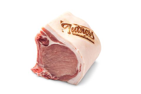 Schweinerücken mit Knochen und Schwarte